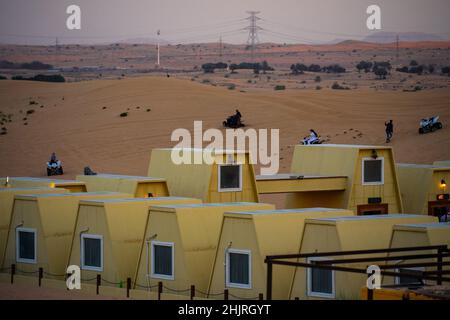 Safari nel deserto con quad in background al tramonto a Dubai, Emirati Arabi Uniti Foto Stock