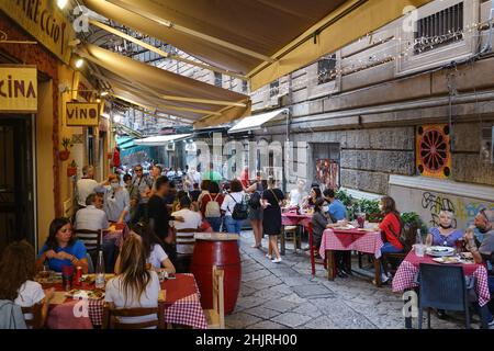 Palermo, Italia - Ottobre 23 2021: La gente del posto e i turisti mangiano in un ristorante nello storico mercato della Vucciria a Palermo, nella più grande città della Sicil Foto Stock