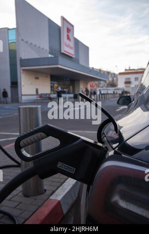 Wroclaw, Polonia - 16 gennaio 2022. Un colpo statico di una carica a doppio motore Tesla Model 3 nera alla stazione di ricarica CC del supermercato Kaufland i Foto Stock