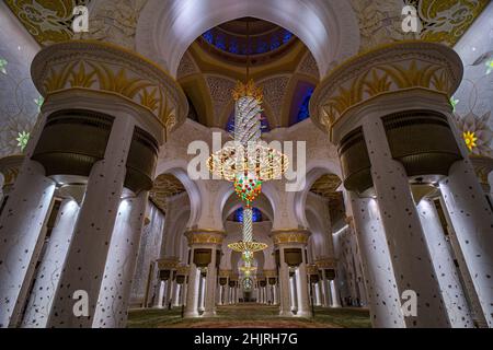 Il monumentale Sheikh Zayed Grand Mosque è il bellissimo ed enorme interno con enormi colonne e lampadari Foto Stock