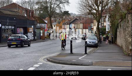 Strada residenziale e commerciale (North St) a Bedminster, Bristol, Regno Unito Foto Stock