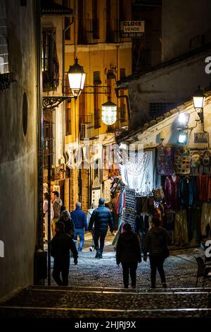 Granada, Spagna - Novembre 11 2021: I turisti e la gente del posto camminano nella stretta strada del centro storico medievale di Granada in Andalusia nel sud Sp Foto Stock