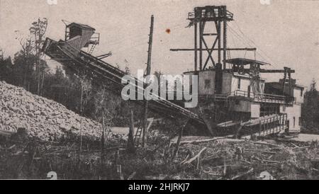 Draga d'oro gigante al lavoro a Hokitika, South Island. Nuova Zelanda (1923) Foto Stock