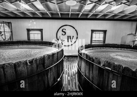 Guardando il fermento borbonico in questi antichi fermentatori in legno nel Kentucky. Foto Stock