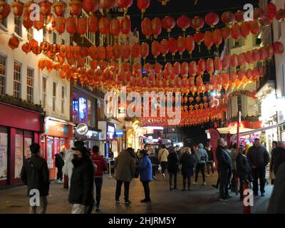 Strada trafficata a Chinatown a Londra in serata Foto Stock