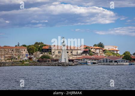 Vista con la statua di San Nicola in Nesebar resort sulla costa del Mar Nero, situato nella provincia di Burgas, Bulgaria Foto Stock