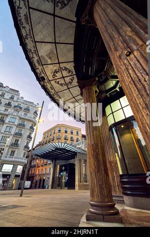 Piazza San Luis Network di fronte alla Gran Via dopo i lavori di ristrutturazione della stazione della metropolitana che hanno avuto luogo tra il 2018 e il 2021. Foto Stock