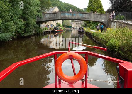 Vista del canale Rochdale a Hebden Bridge dalla poppa di un battello ormeggiato Foto Stock