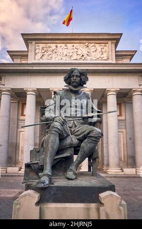 Statua di Velazquez presso la facciata ovest del Museo del Prado, conosciuta come la porta di Velazquez. Madrid, Spagna. Foto Stock