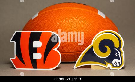 31 gennaio 2022 a Inglewood, California. Gli emblemi dei club calcistici del Super Bowl2022 Los Angeles Rams e Cincinnati Bengals partecipante Foto Stock