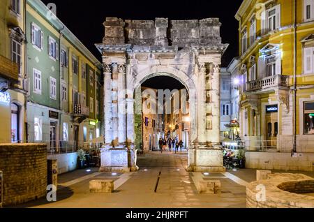 L'Arco Trionfale dei Sergii. Antica realizzazione architettonica romana. Chiamato anche Golden Gate. Situato in una Piazza Vecchia a Pula, Croazia Foto Stock