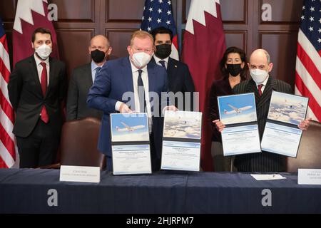 Washington DC, Stati Uniti. 31st Jan 2022. Brian Reese (Bacl a sinistra), direttore del National Economic Council, David Calhoun (CEO Boeing), Sheikh Meshal bin Hamas al Thani, ambasciatore del Qatar negli Stati Uniti, E il Segretario del Commercio Gina Raimondo guarda come Stan Deal (Boeing Commercial Airplanes) e Akbar al-Baker (Qatar Airways) hanno bloccato la documentazione durante una cerimonia di firma nella Sala Diplomatica Eisenhower Executive Office Building a Washington, DC lunedì 31 gennaio 2022. Boeing e Qatar Cargo hanno firmato accordi per l'acquisto di 34 777-8 aerei Freighter con diritti di acquisto per un ulteriore 16. Rosso Foto Stock