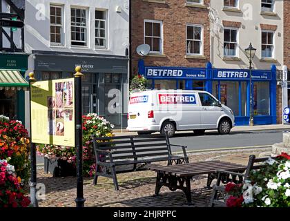 Negozio di scommesse e furgone betfred nella piazza del mercato, Howden, East Yorkshire, Inghilterra Regno Unito Foto Stock