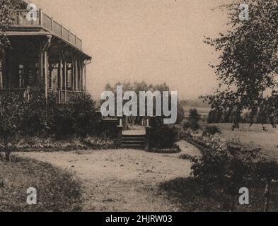 Su questa casa di campagna in legno vicino Mosca si estendono incantevoli terreni, non recintati e si fondono nei boschi vicini. Russia (1923) Foto Stock