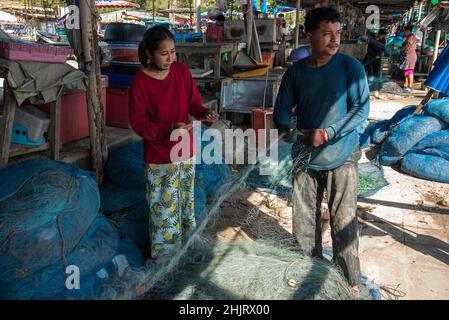 Rayong, Tailandia. 31st Jan 2022. I pescatori locali sono visti tirare le loro reti vicino alla spiaggia di Mae Ramphueng in Rayong.A perdita da un oleodotto sottomarino 20km (12,4 miglia) al largo della costa orientale della Thailandia a Mae Ramphueng spiaggia nella provincia di Rayong, Thailandia che si teme di influenzare negativamente le industrie locali della pesca e del pesce a causa della contaminazione pericolosa da fuoriuscite di petrolio. Credit: SOPA Images Limited/Alamy Live News Foto Stock