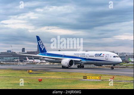 tokyo, giappone - dicembre 06 2021: Aereo Airbus o Boeing da compagnia aerea nazionale giapponese tutti Nippon Airways alias ANA in avanzamento sul apro Foto Stock