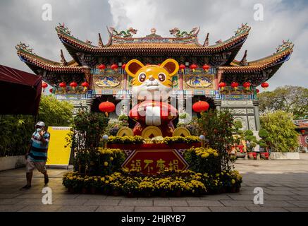 Kuala Lumpur, Malesia. 31st Jan 2022. Un uomo passa davanti alle decorazioni del capodanno lunare in un tempio cinese prima delle celebrazioni del capodanno lunare. Il Capodanno lunare cade il 1 febbraio, per accogliere l'anno della Tigre e il suo celebrato dai cinesi in tutto il mondo. Credit: SOPA Images Limited/Alamy Live News Foto Stock