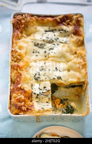 Zucca caramellata, spinaci e lasagne vegetariane a tre formaggi Foto Stock