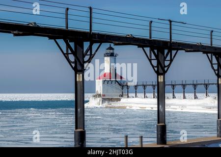 Michigan City Indiana Lighthouse sul lago Michigan durante l'inverno Foto Stock