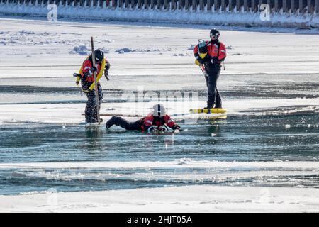 Addestramento della Guardia Costiera DEGLI STATI UNITI sul lago ghiacciato per il salvataggio dell'acqua Foto Stock
