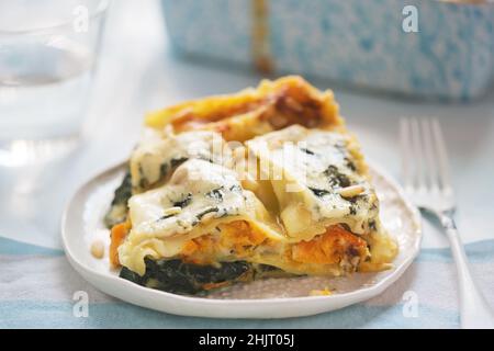 Zucca caramellata, spinaci e lasagne vegetariane a tre formaggi Foto Stock