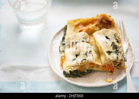 Zucca caramellata, spinaci e lasagne vegetariane a tre formaggi Foto Stock