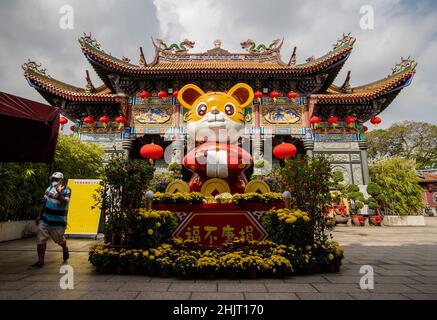 Kuala Lumpur, Malesia. 31st Jan 2022. Un uomo passa davanti alle decorazioni del capodanno lunare in un tempio cinese prima delle celebrazioni del capodanno lunare. Il Capodanno lunare cade il 1 febbraio, per accogliere l'anno della Tigre e il suo celebrato dai cinesi in tutto il mondo. (Foto di Wong Fok Loy/SOPA Images/Sipa USA) Credit: Sipa USA/Alamy Live News Foto Stock