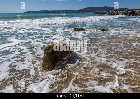 Costa nella città di Byala e località balneare nella Bulgaria orientale, situata sulla costa bulgara del Mar Nero nella provincia di Varna, Bulgaria Foto Stock