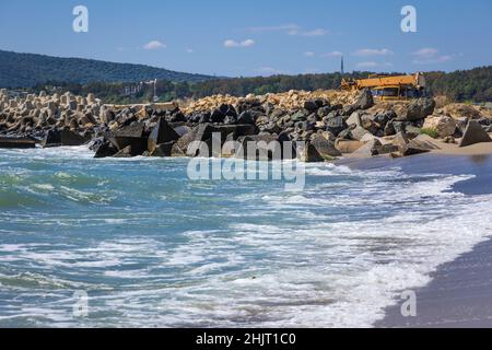 Breakwater sulla spiaggia nella città di Byala e resort sul mare nella Bulgaria orientale, situato sulla costa bulgara del Mar Nero nella provincia di Varna, Bulgaria Foto Stock