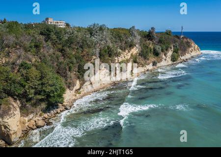 Vista con droni della costa nella città di Byala e località balneare nella Bulgaria orientale, situata sulla costa bulgara del Mar Nero nella provincia di Varna, Bulgaria Foto Stock