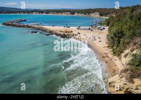 Vista con droni della costa nella città di Byala e località balneare nella Bulgaria orientale, situata sulla costa bulgara del Mar Nero nella provincia di Varna, Bulgaria Foto Stock