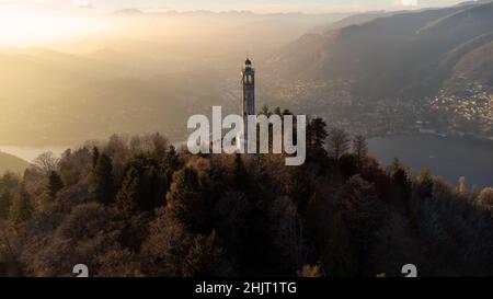 Vista aerea del drone di un faro sul Lago di Como con luce del tramonto - Faro Voltiano (Faro volta) - destinazione di viaggio, Brunate, Como, Lom Foto Stock