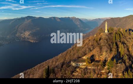 Vista aerea del drone di un faro sul Lago di Como con luce del tramonto - Faro Voltiano (Faro volta) - destinazione di viaggio, Brunate, Como, Lom Foto Stock