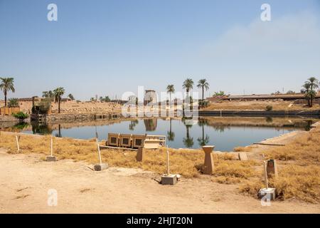 Riflessioni sul Lago Sacro al tempio di Karnak Foto Stock