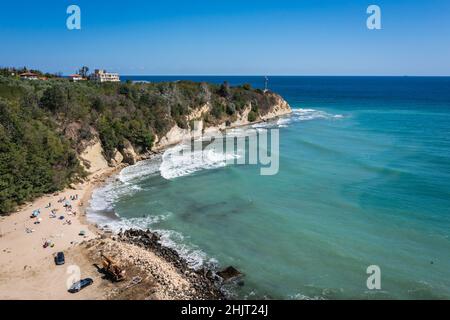 Vista con droni della costa nella città di Byala e località balneare nella Bulgaria orientale, situata sulla costa bulgara del Mar Nero nella provincia di Varna, Bulgaria Foto Stock