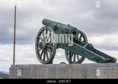 Canon accanto al Monumento della libertà dedicato alla Battaglia del Passo Shipka sulla cima di Stoletov sul Passo Shipka nella catena montuosa dei Balcani, Bulgaria Foto Stock