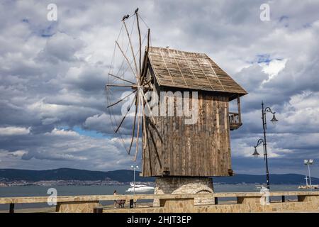 Vecchio mulino a vento in legno su un istmo in Nesebar resort sulla costa del Mar Nero, situato nella provincia di Burgas, Bulgaria Foto Stock