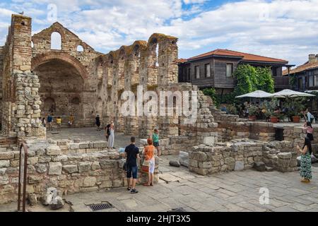 La famosa Chiesa di Santa Sofia, chiamata anche Old Bishopric nella località di Nesebar sulla costa del Mar Nero, situata nella provincia di Burgas, in Bulgaria Foto Stock