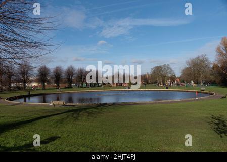 Newbury, Berkshire, Inghilterra, Regno Unito. 2022. Lago e area giochi in barca a Victoria Park, Newbury, Regno Unito durante l'inverno. Foto Stock