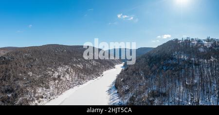 Veduta aerea del fiume Cheat, coperto di neve e ghiacciato, che scorre attraverso le montagne verso il lago vicino a Morgantown nella Virginia occidentale Foto Stock