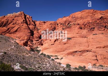 Le montagne Red Rock con le cime sul cielo azzurro nel Canyon in Nevada Foto Stock