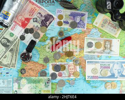 Nizhny Novgorod, Russia, Gagarin Avenue 101, 08.12.2021.Travel paraphernalia: Una mappa d'Europa, un orologio, binocoli, un video Foto Stock