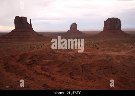 I tre grandi hoodoos rossi della Monument Valley nello Utah Foto Stock
