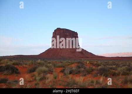 Un grande hoodoos rosso della Monument Valley nello Utah Foto Stock