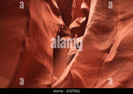 Lo stretto sentiero circondato da mura rosse nel canyon Antelope in Arizona Foto Stock