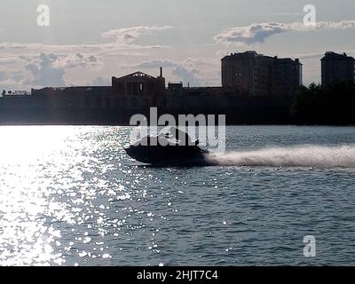 Uno scooter d'acqua sul fiume. Un uomo guida una moto d'acqua. Foto Stock