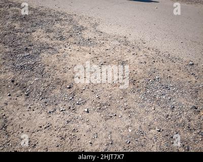 Macerie sul lato della strada. Copertura di strade sterrate. Foto Stock