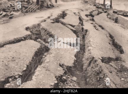 Giappone terremoto 1923: Fessure su Isezaki-cho Street, il quartiere più fiorente di Yokohama Foto Stock