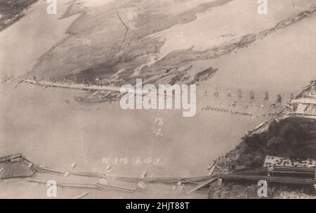 Giappone terremoto 1923: Una scena disastrosa sulle rive del fiume Banyu (Prefettura di Kanagawa), dove un ponte e un ponte ferroviario crollarono Foto Stock