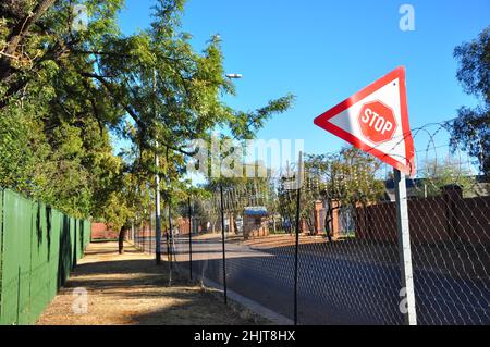 Cavi elettrici e per rasoio intorno alla proprietà privata in Sud Africa Foto Stock